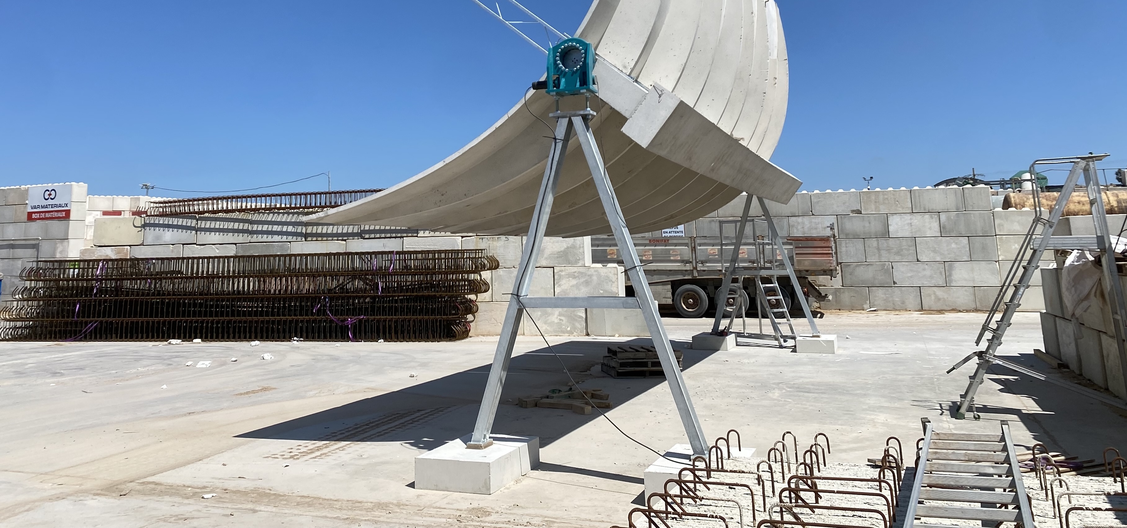 ALTO - colonne A en acier ancrée sur semelle béton externe posée au sol